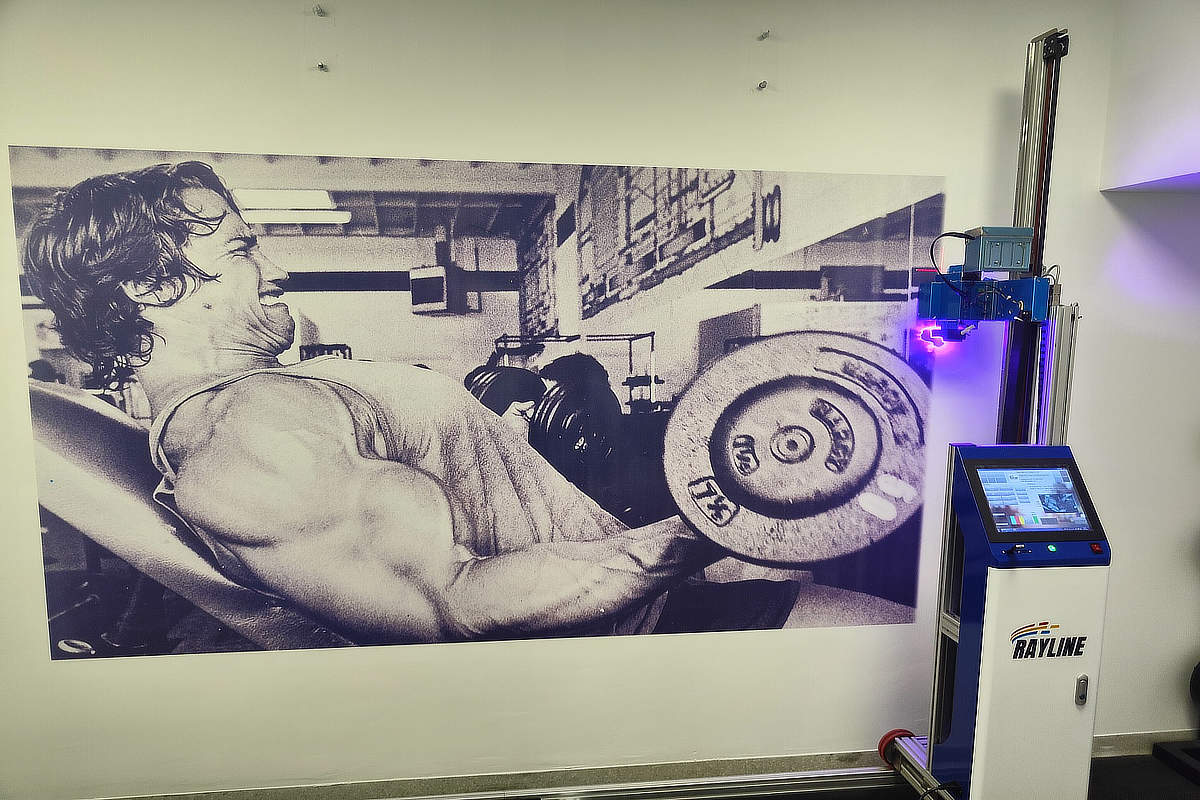 Wydruk grafiki UV na ścianie siłowni
