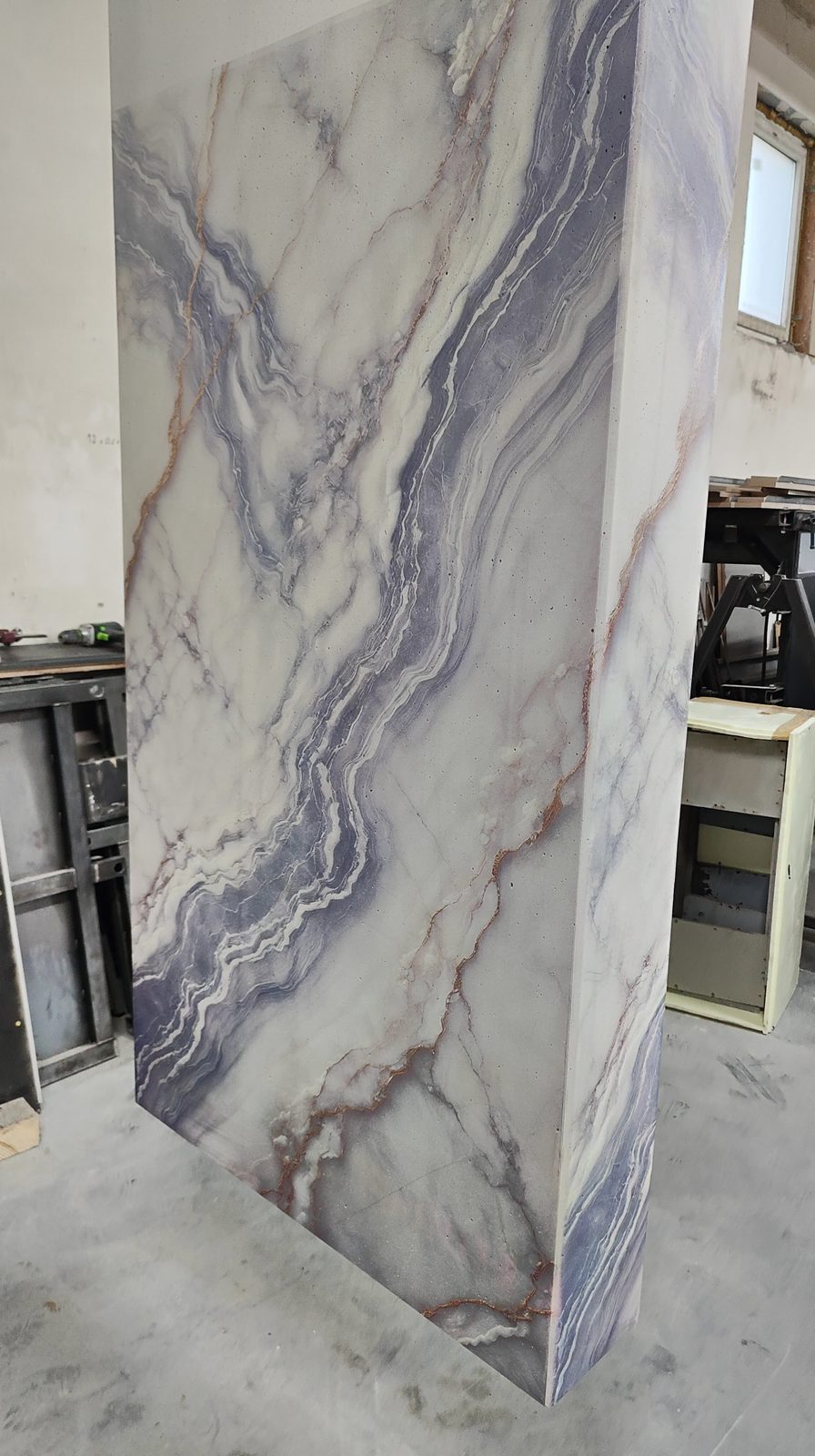 Imitacja marmuru w panelu ogrodowym - malowanie dekoracyjne